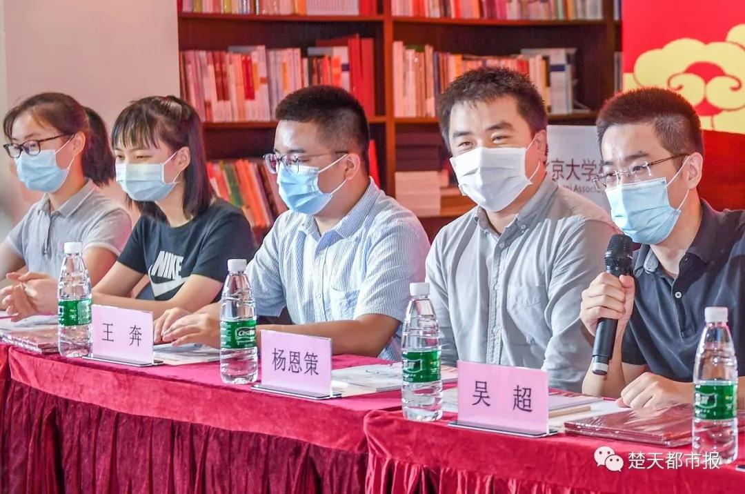 北大首批錄取通知書送往武漢，送信人的身份很特別 | 特別關(guān)注
