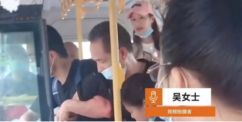 湖北一警校學生公交車上揪住小偷不放，他不怕對方出聲威脅